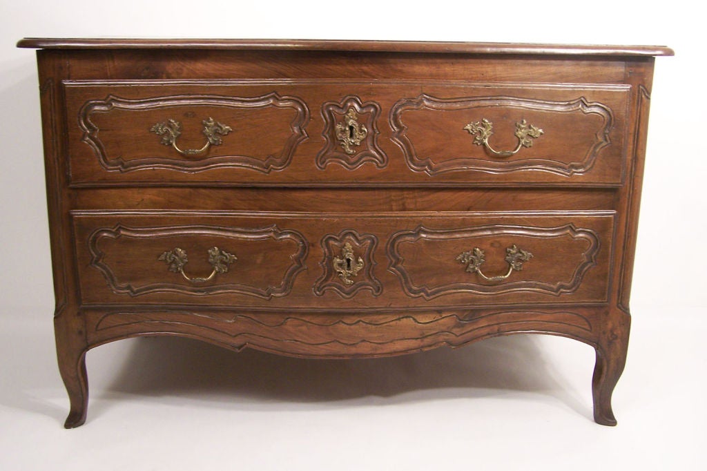 18th Century French Walnut Chest of Drawers In Excellent Condition For Sale In San Francisco, CA