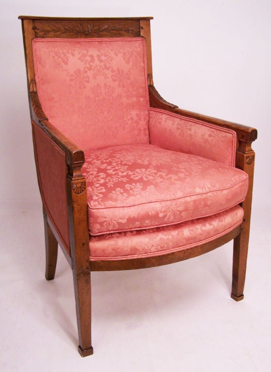 Französischer Bergère-Stuhl aus Nussbaum im neoklassizistischen Stil:: 18