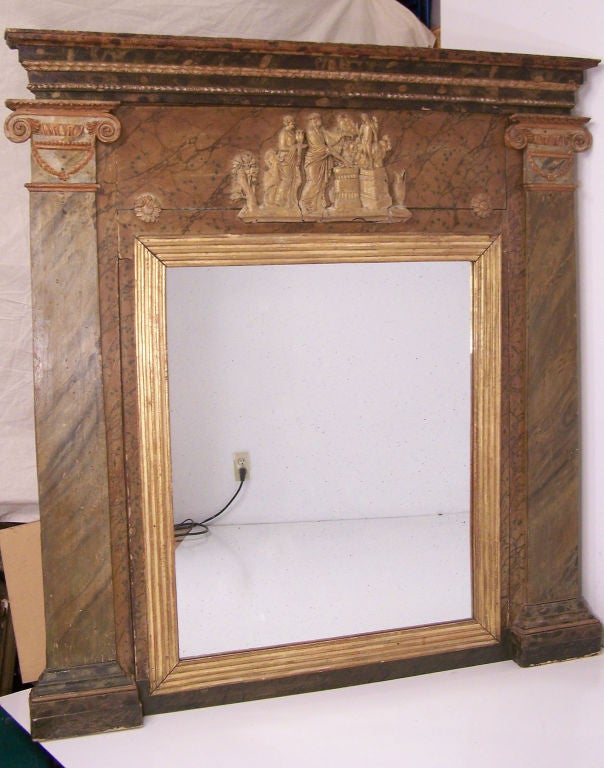 Ein wunderbarer, großformatiger italienischer Spiegel mit originaler Kunstmarmorierung, originalem Glas und Rückwand. Hergestellt im 19. Jahrhundert unter Verwendung zahlreicher Elemente aus dem 18.
