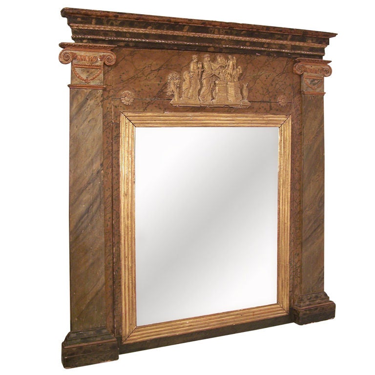 Un spectaculaire miroir italien du XVIIIe siècle (peut-être plus ancien) avec des fausses marbrures et des dorures peintes à la main. Ce miroir a son dos d'origine et, bien que le miroir soit ancien, il est possible qu'il ne soit pas d'origine.