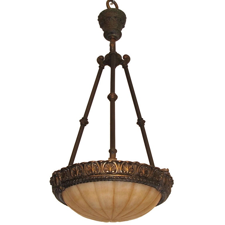Splendida lampada in alabastro intagliato a mano in stile Beaux Arts o Revival classico con ferramenta rivestita in rame. In condizioni originali eccezionali e di ottima qualità. 
Appena ricablata e pronta per l'installazione, la vaschetta interna