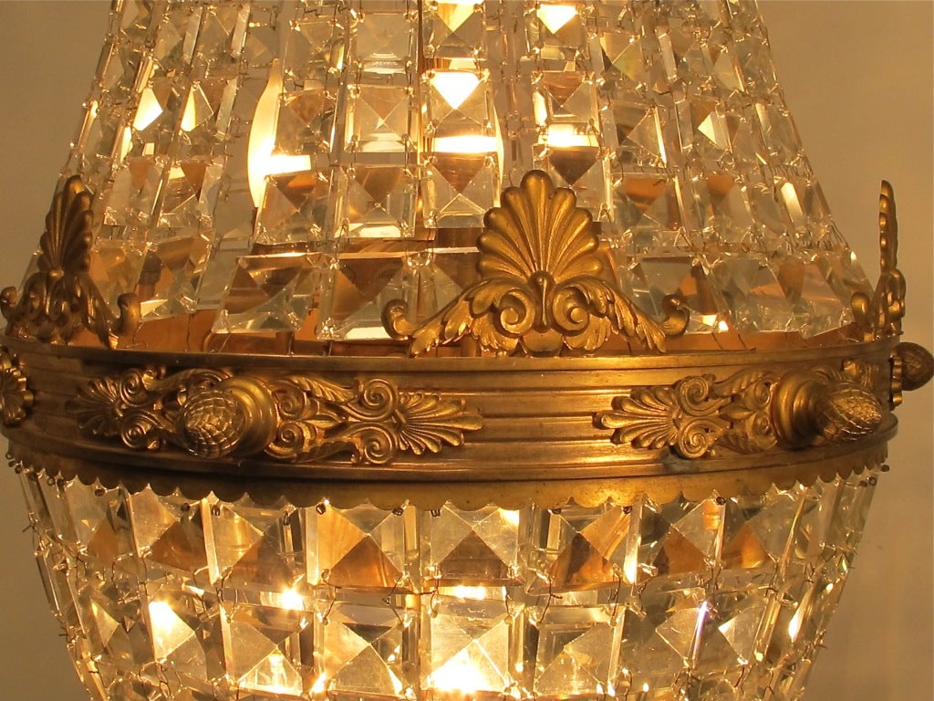 Kronleuchter aus Bronze und Kristall im Empire-Stil mit Anhänger (Französisch) im Angebot
