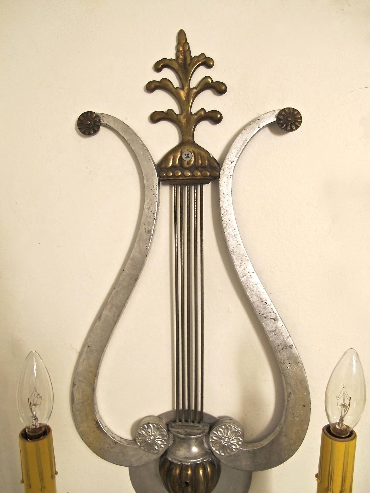 Paar lyraförmige Silber-Leuchter (Neoklassisch) im Angebot