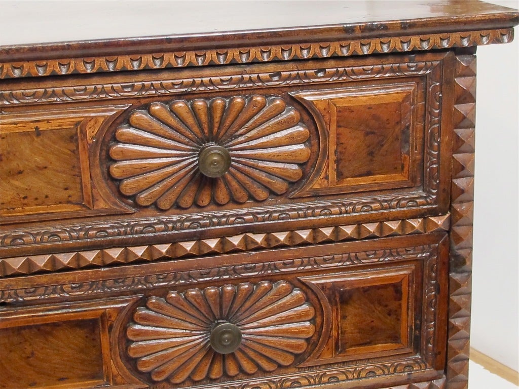 Early 18th Century Italian Walnut Commode / Chest of Drawers In Good Condition In San Francisco, CA