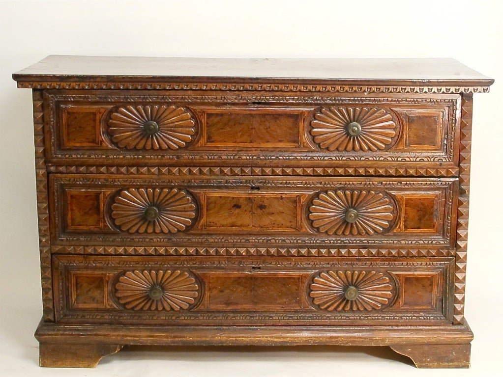 Early 18th Century Italian Walnut Commode / Chest of Drawers 1