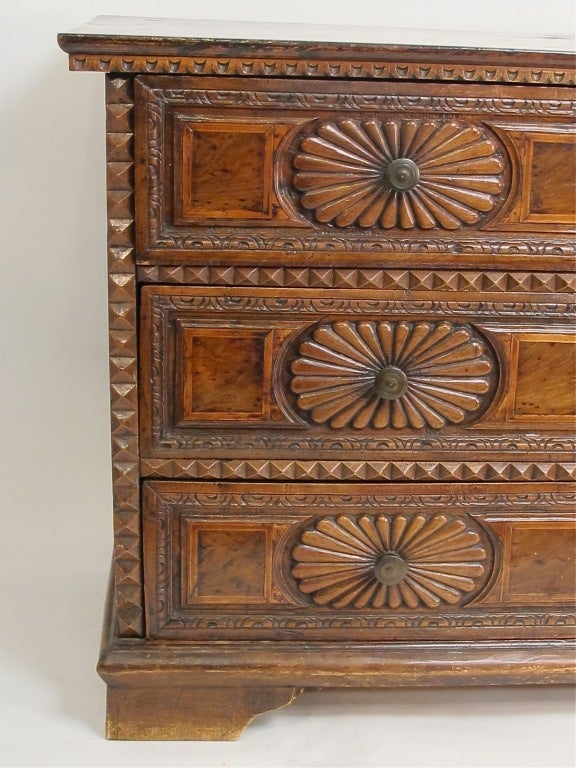 Early 18th Century Italian Walnut Commode / Chest of Drawers 2