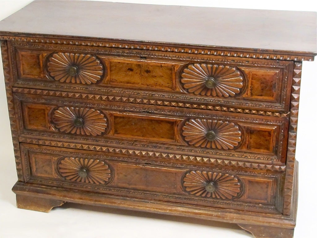 Early 18th Century Italian Walnut Commode / Chest of Drawers 3