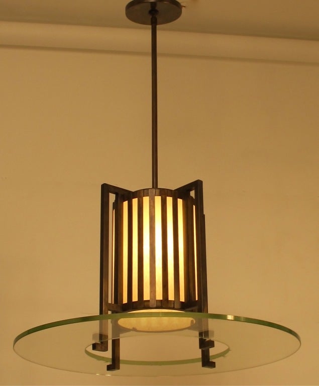 Una luminaria moderna de mediados de siglo, de bronce y cristal, inusual y de buen aspecto. Con jaula de bronce y disco de cristal original. 
Recién cableado y listo para instalar.
En muy buen estado original de época.
Estadounidense, mediados del
