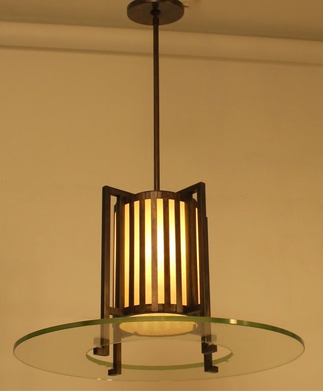 Un luminaire en bronze et verre de haute qualité, inhabituel et de belle apparence, moderne du milieu du siècle dernier. Cage en bronze et disque en verre d'origine. 
Nouvellement câblé et prêt à être installé.
En très bon état d'origine.
Américain,