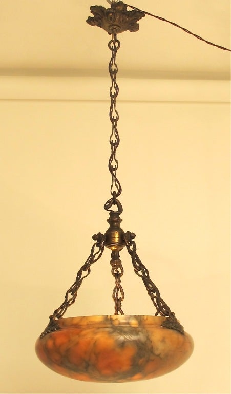 Exceptionnelle coupe en albâtre ambré avec quincaillerie originale en bronze. Nouvellement reconnecté, l'intérieur contient trois petites ampoules.