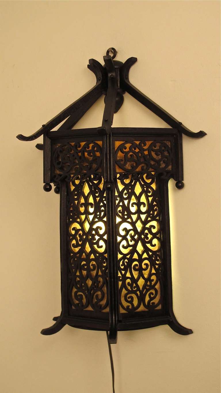 Aplique de pared en forma de farol de madera estilo Movimiento Asiático / Estético con inserciones de paneles de mica. 
Recién reacondicionado y recableado, listo para instalar.
En buen estado antiguo.
Principios del siglo XX, hacia 1915.