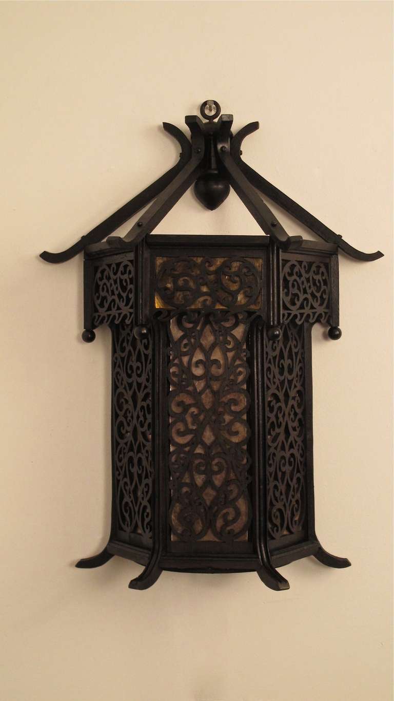 Farol de pared de madera Asian Style, principios del siglo XX circa 1915 Movimiento estético en venta