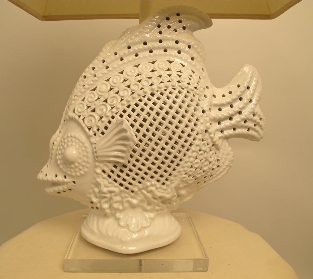 Grande lampe italienne en céramique représentant des poissons Excellent état - En vente à San Francisco, CA