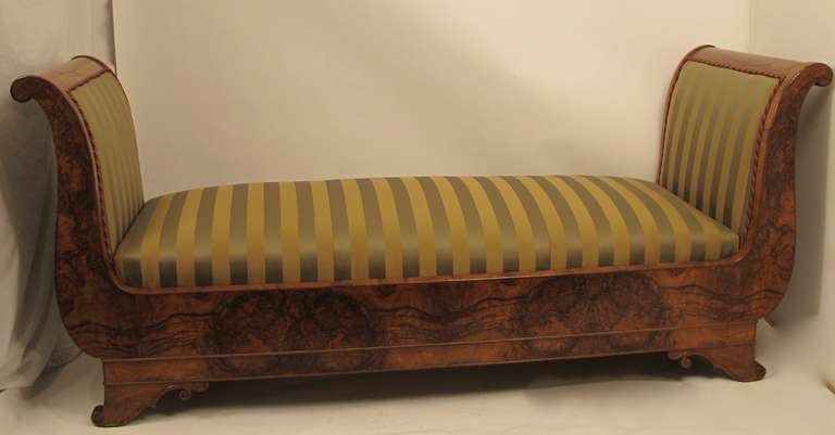 Un lit de repos de style Louis Philippe en noyer joliment ronce. Milieu du XIXe siècle, France. Récemment tapissé et reconditionné.