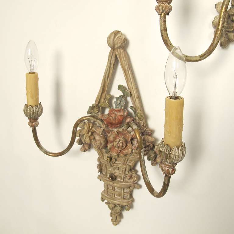 Italiano Coppia di lampade a cestello in legno intagliato e dipinto con fiori in vendita