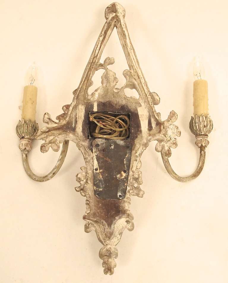 Dipinto Coppia di lampade a cestello in legno intagliato e dipinto con fiori in vendita