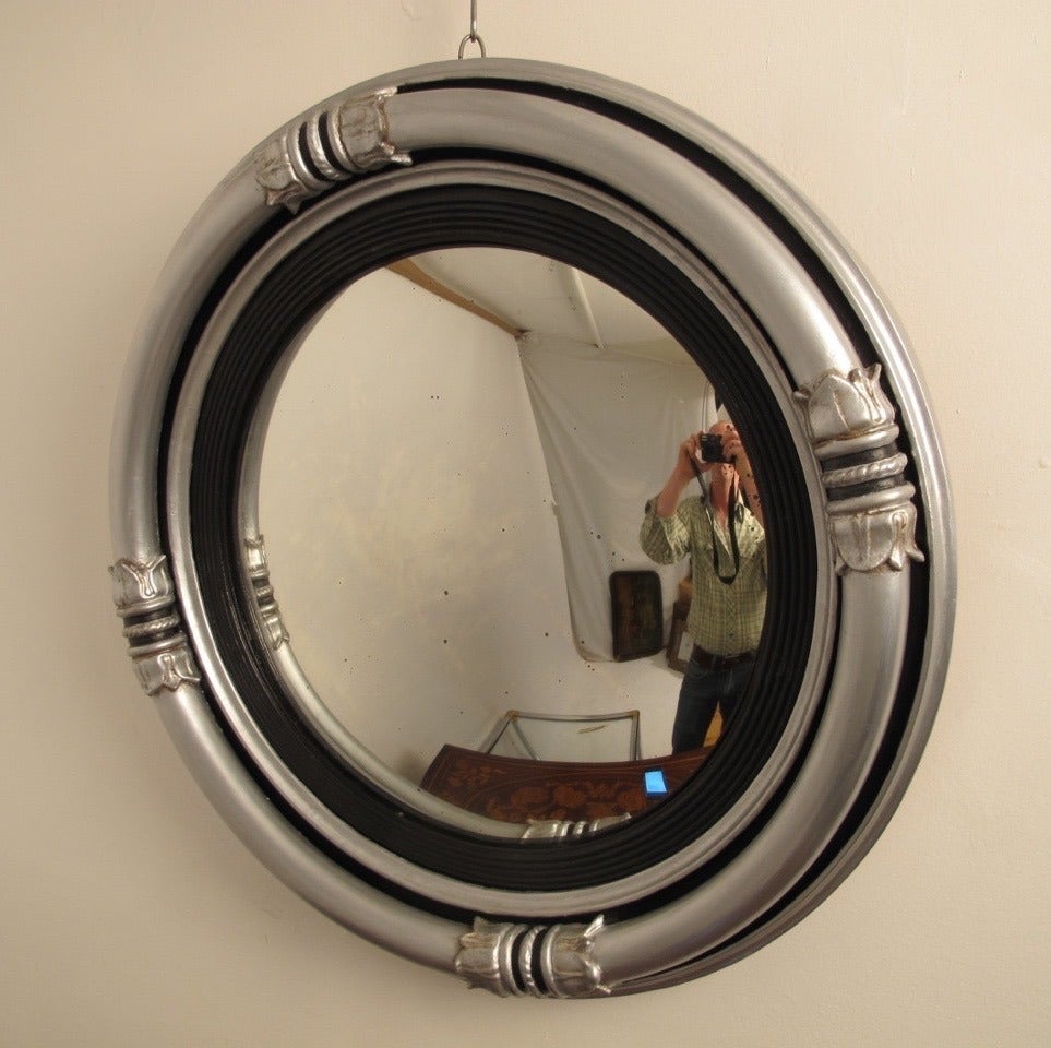 Anglais Miroir convexe argenté de style Régence en vente