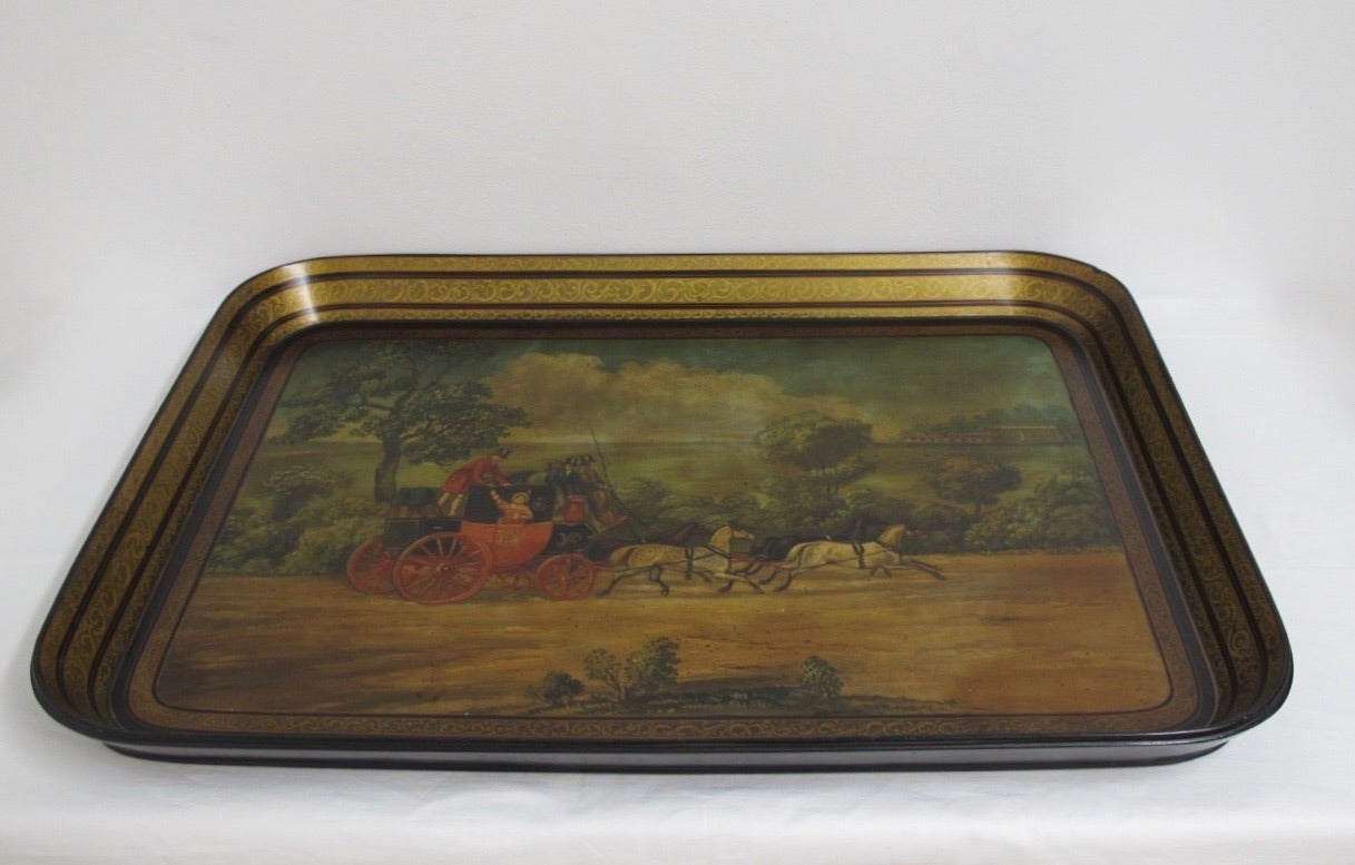 Un magnifique plateau en papier mâché peint à la main et doré représentant une jeune reine Victoria à l'intérieur du carrosse (notez les initiales VR sur la porte du carrosse).