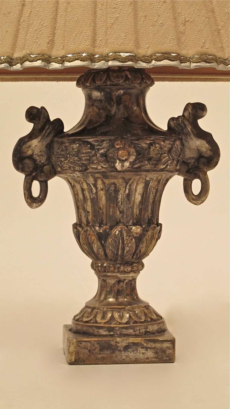 Lampe italienne en forme d'urne en bois doré argenté, 18ème siècle Bon état - En vente à San Francisco, CA