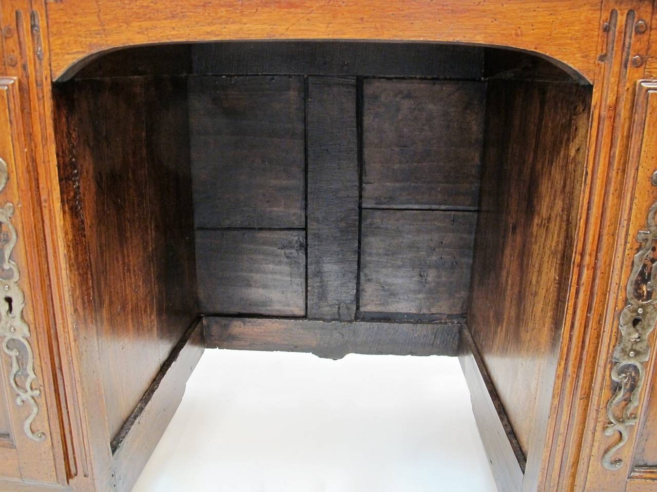 18th Century French Walnut Desk/Dressing table 3