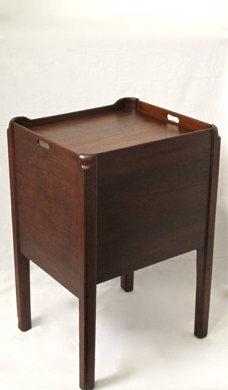 English Georgian Mahogany Bedside Cabinet Table In Good Condition For Sale In San Francisco, CA