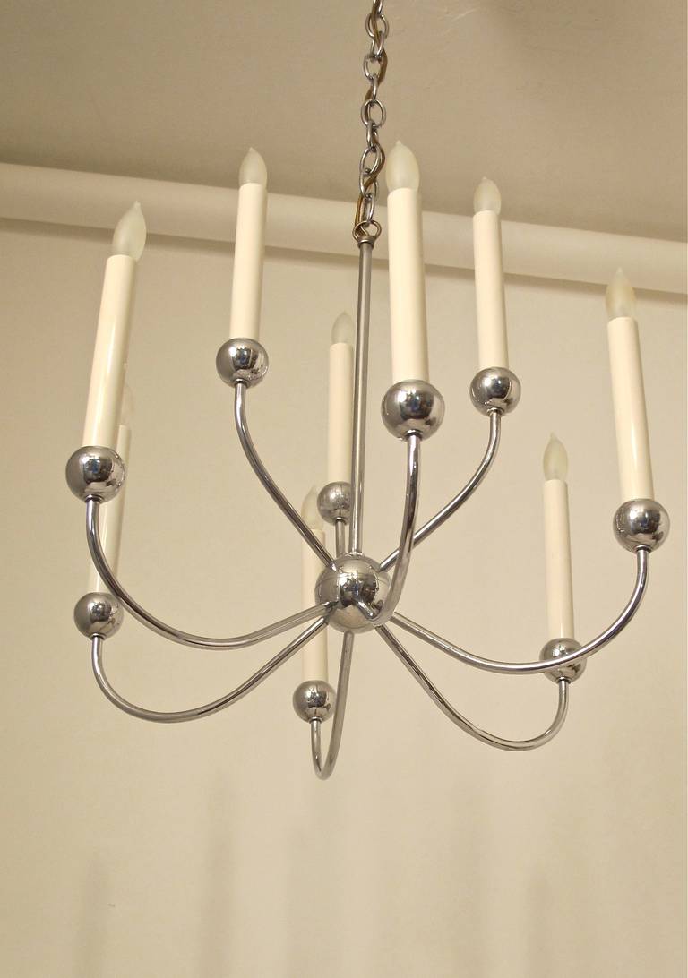Luminaire chromé à neuf bras du milieu du siècle, avec verrière au plafond. Comprend une chaîne de 25 pouces.