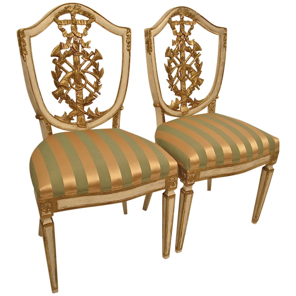 Paire de chaises d'appoint italiennes sculptées et peintes, 19ème siècle