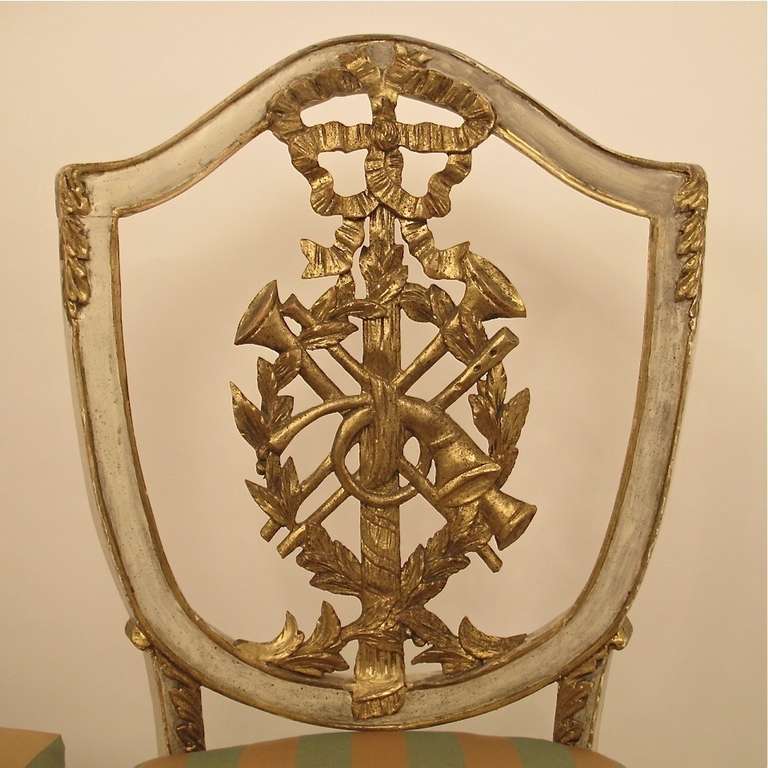 Paar italienische geschnitzte und bemalte Beistellstühle, 19. Jahrhundert (Geschnitzt) im Angebot
