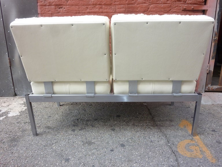 Settee in the Style of Knoll, Milo Baughman In Good Condition For Sale In Los Angeles, CA