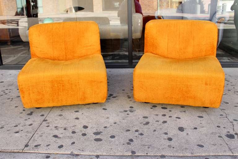 Italian Pair of Lounge  Chairs In Good Condition In Los Angeles, CA