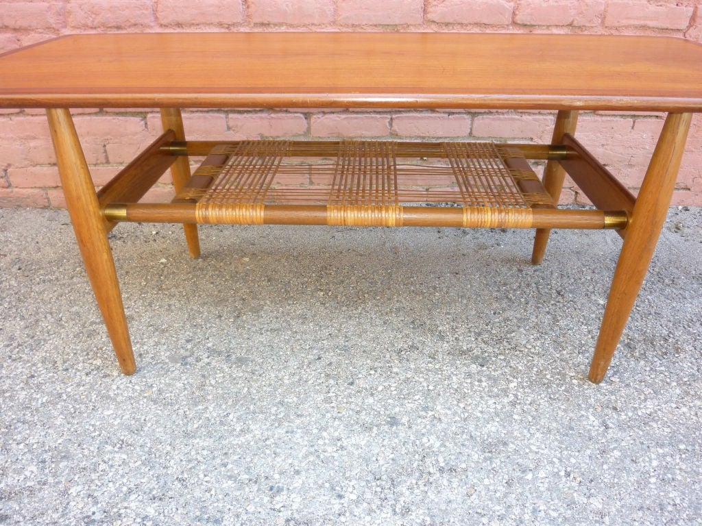Table basse en teck, chêne et rotin, probablement conçue par Hans Wegner et produite par Andr. Tuck.