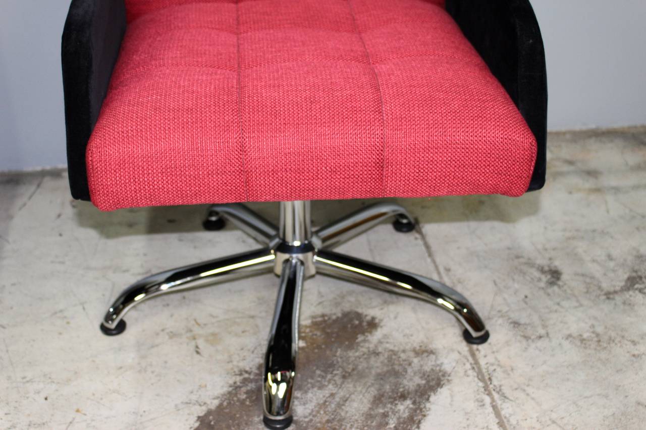 Italian Pair of Chairs with Swivel Seat In Excellent Condition In Los Angeles, CA