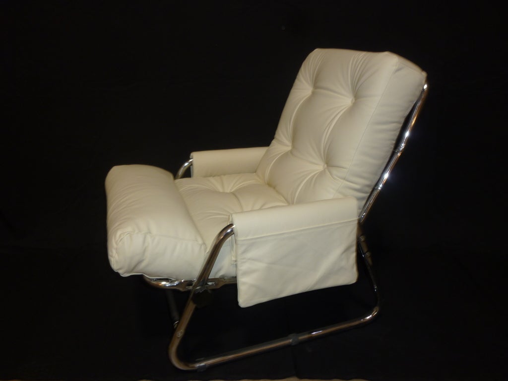 Vintage refurbish lounge chair, very comfortable in bout position as a chair or chase lounge. On the side of the arms are the newspaper pocket.