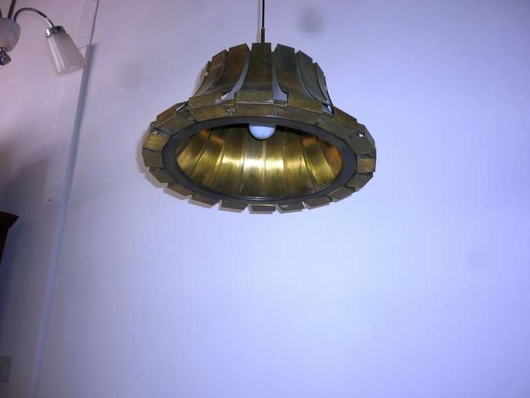 Italienische Messing-Pendelleuchte von Elio Martinelli für Martinelli Luce (Mitte des 20. Jahrhunderts) im Angebot