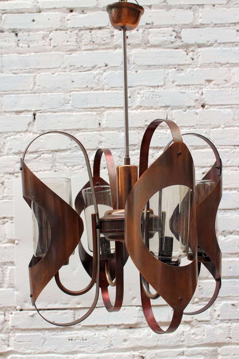 Art-Deco-Kronleuchter mit vier Klarglasschirmen und Kupfersockel.