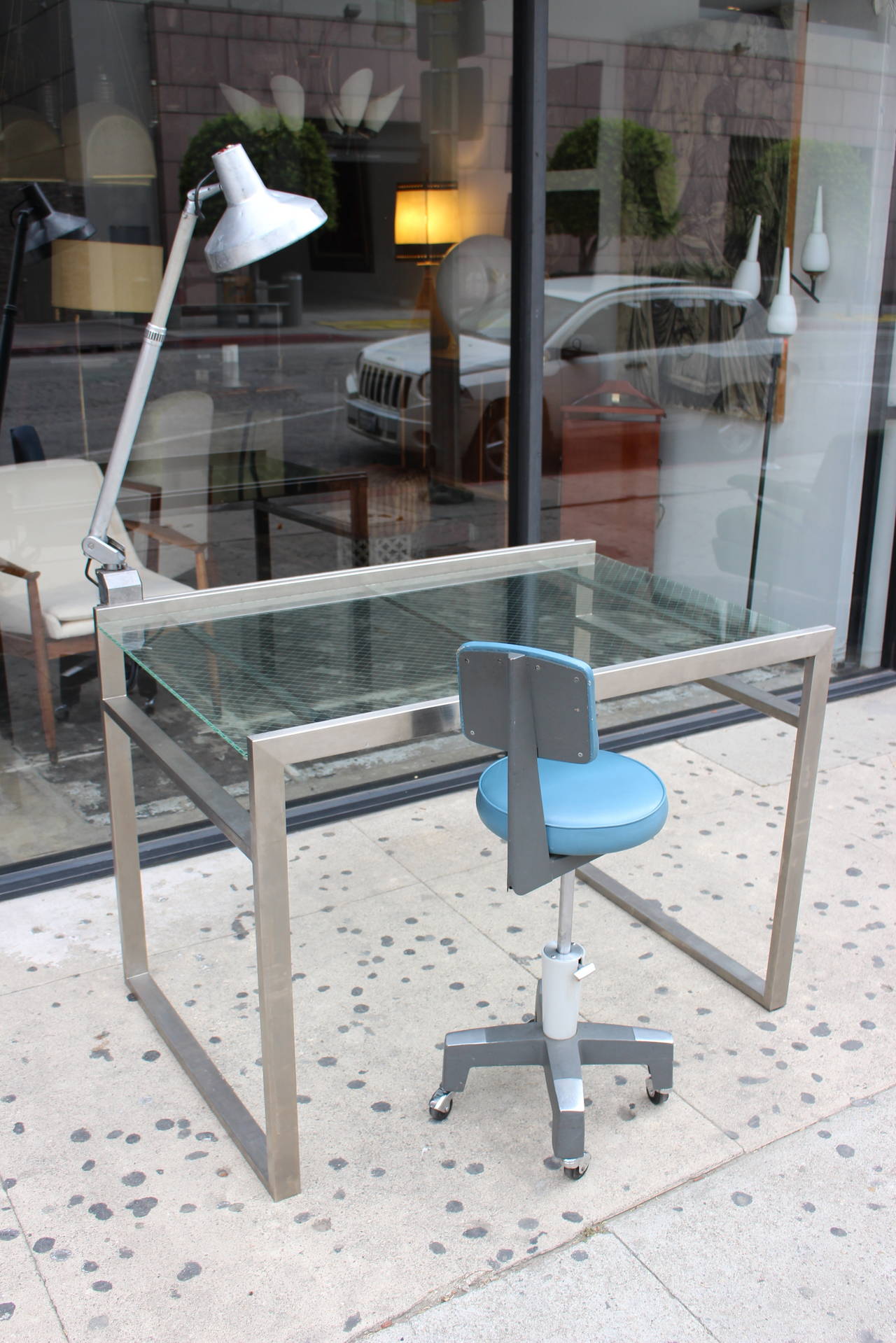 Adjustable chair with the white ceramic base, perfect scale for the working table. Wire mesh glass has a grid or mesh of thin metal wire embedded within the glass. Industrial desk lamp adjustable height and angle. Stainless steel desk.
Sign