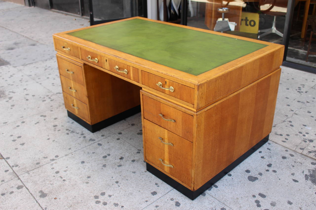 Americano Scrivania Art Deco con piano in pelle in vendita