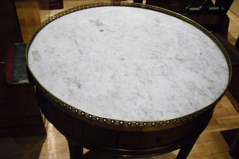 A Louis XVI Mahogany & Marble Bouillotte Table In Good Condition For Sale In Brooklyn, NY