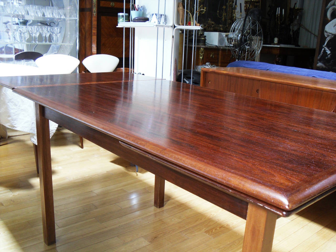Mid-Century Modern Rosewood Extendable Dining Table In Good Condition For Sale In Brooklyn, NY