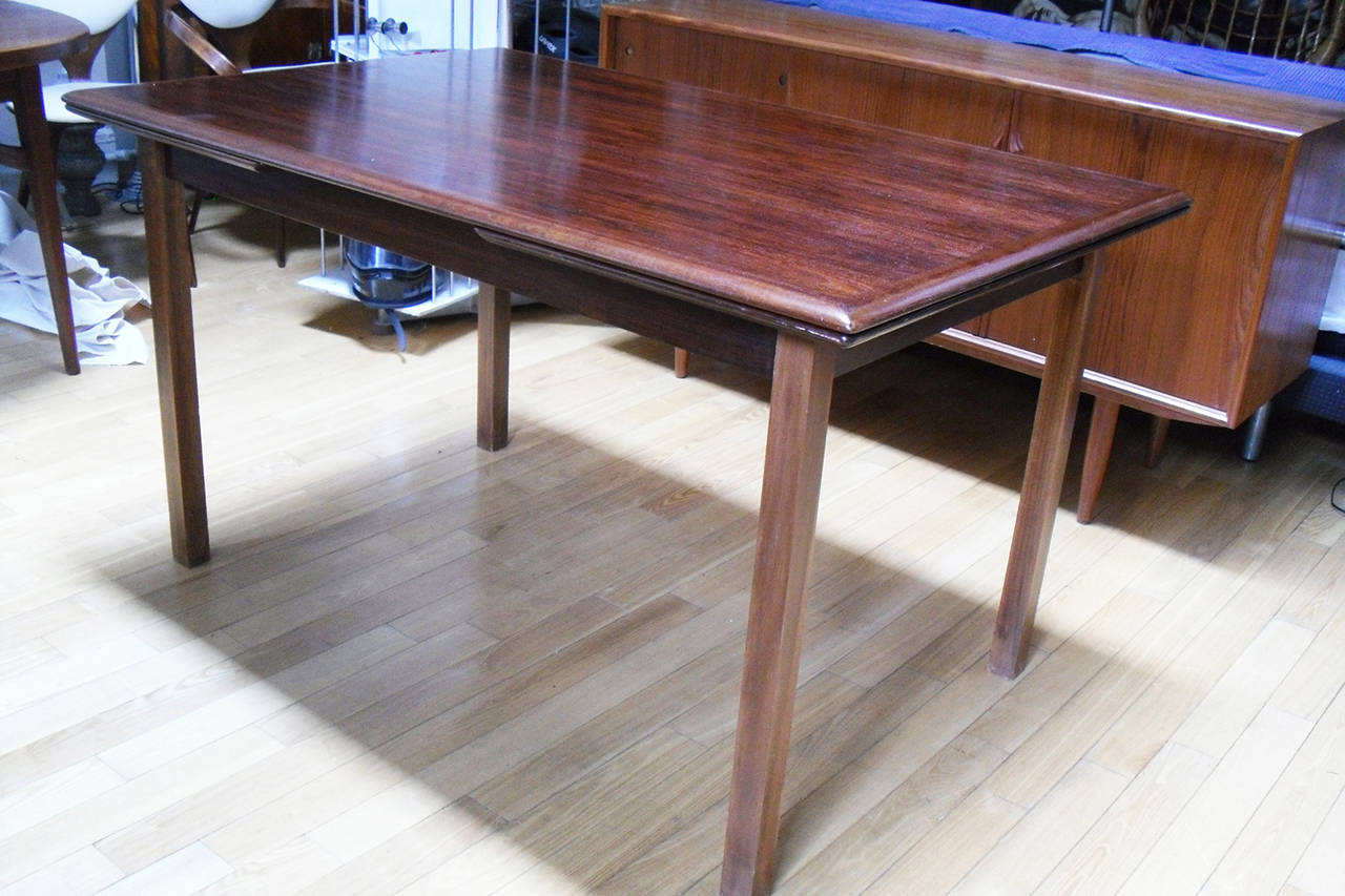Mid-Century Modern Rosewood Extendable Dining Table For Sale 1
