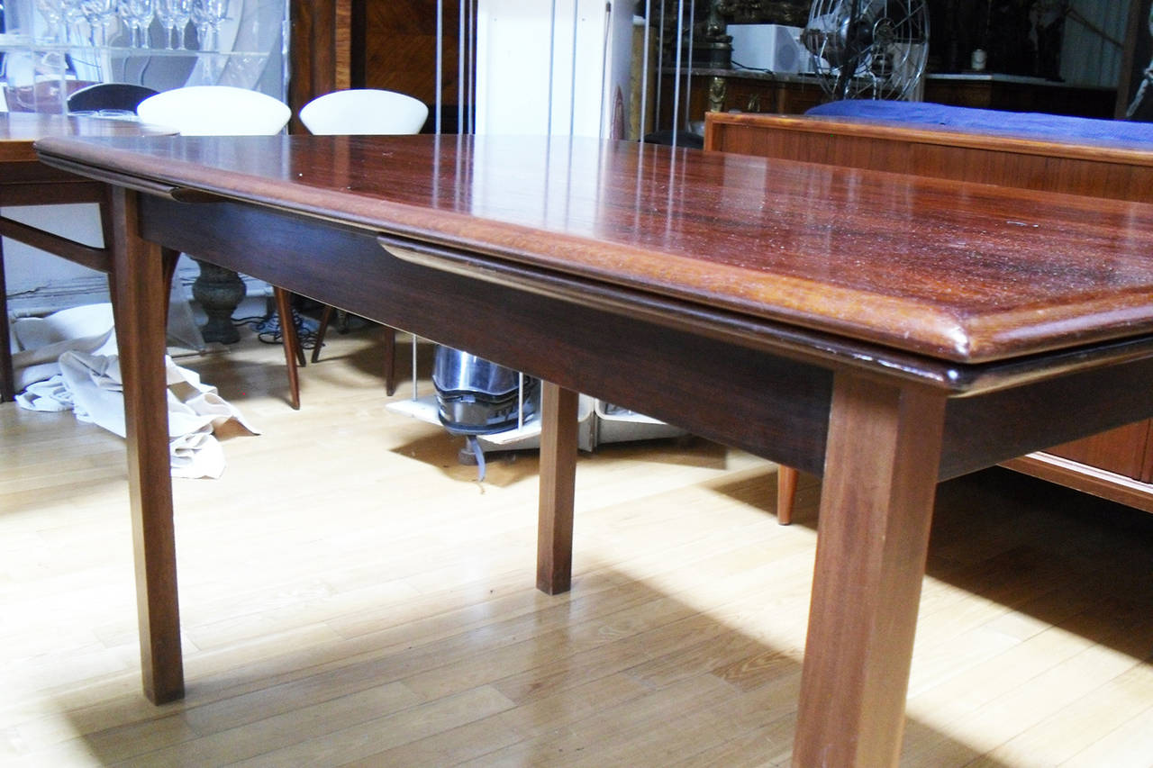 Mid-Century Modern Rosewood Extendable Dining Table For Sale 2