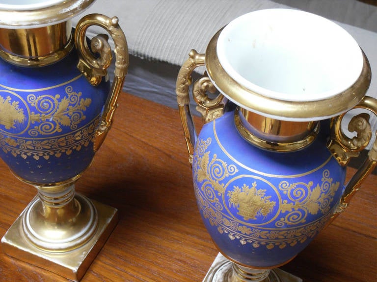Pair of Paris Porcelain Gold and Matte-Blue Ground Vases In Fair Condition For Sale In Brooklyn, NY