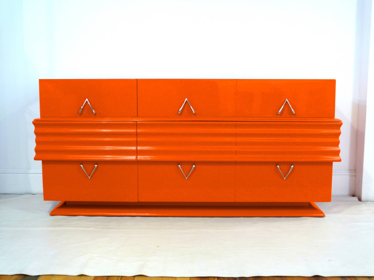 Exceptional credenza lacquered in a high gloss 