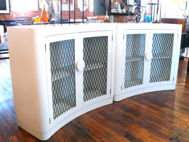 Pair of White Lacquered Cabinets In Excellent Condition In New York, NY