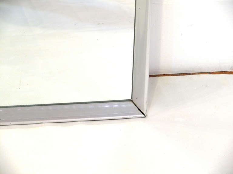Mid-Century moderno Specchio con cornice in alluminio di metà secolo in vendita
