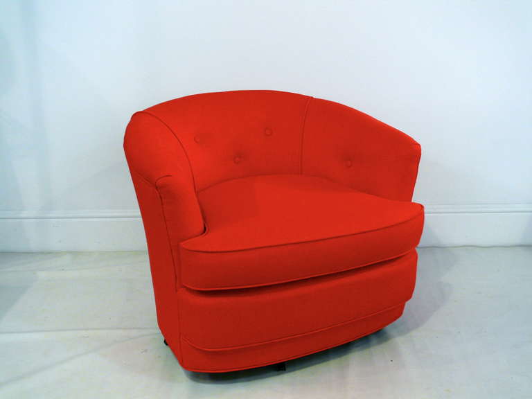 Pair of Swivel Barrel Chairs in the Manner of Milo Baughman In Excellent Condition In New York, NY