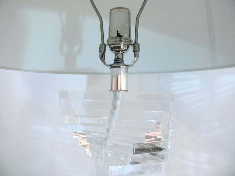 Stacked Spiral Lucite Floor Lamp In Excellent Condition In New York, NY