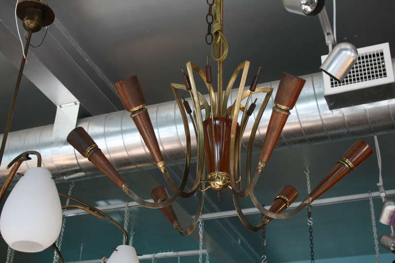 Elegant Italian Wood and Brass Chandelier In Good Condition In Pound Ridge, NY