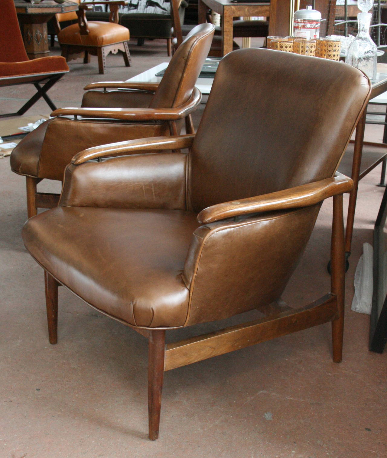 Mid-Century Modern Pair of Elegant Italian Leather Armchairs