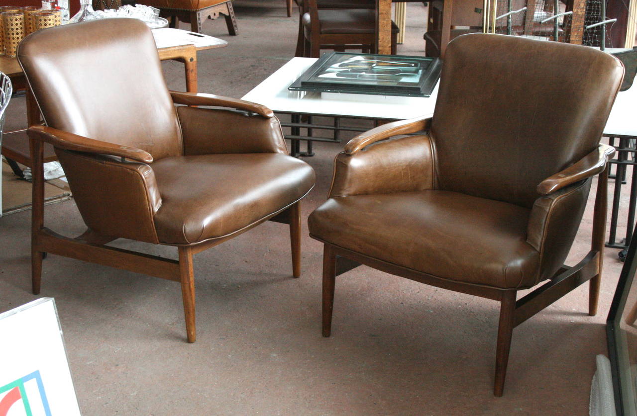 Pair of Elegant Italian Leather Armchairs In Good Condition In Pound Ridge, NY